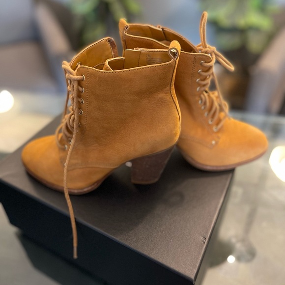 BEAUTIFUL Gianni Bini Heels! Good Condition! SALE! - Picture 4 of 4